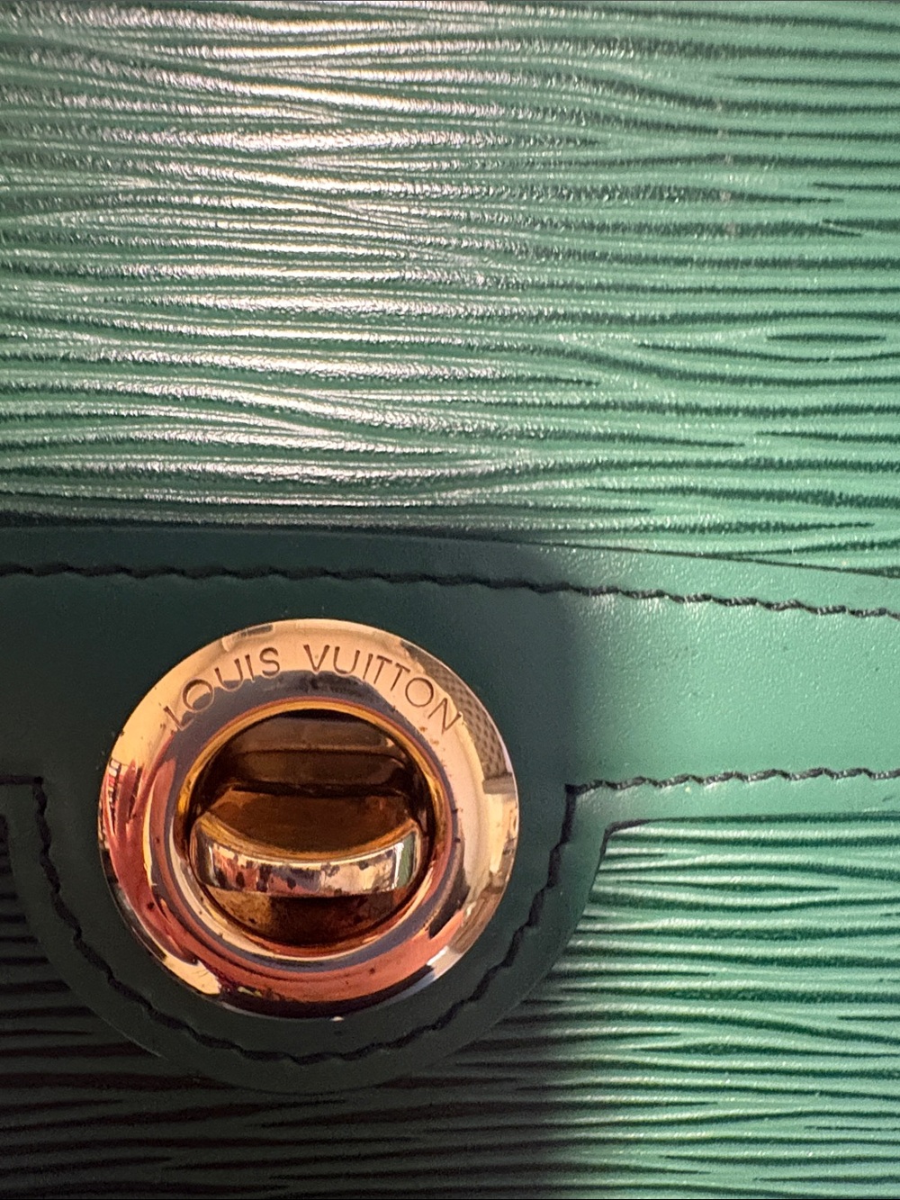 Louis Vuitton EPI Green Crossbody Bag with Gold Clasp. Comes with COA. In GUC - Picture 8 of 15